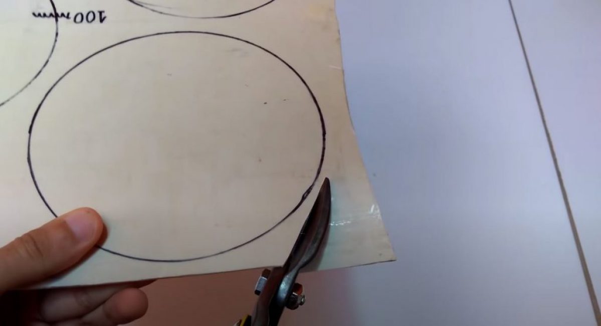 Elde edilen düz PVC parçasından makasla, kutu için iki yan duvar kesin.
