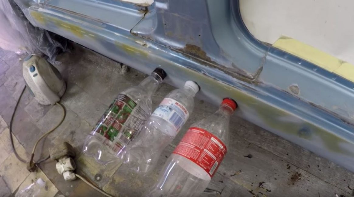 dişin tüm uzunluğu boyunca plastik şişeleri yapıştırın