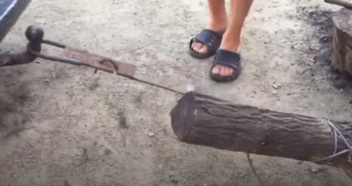 Stroj se začne pohybovat a protáhne drát kládou