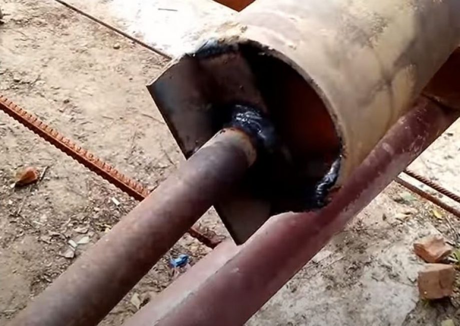 Soldamos un mango de un tubo de metal perpendicular a la esquina.