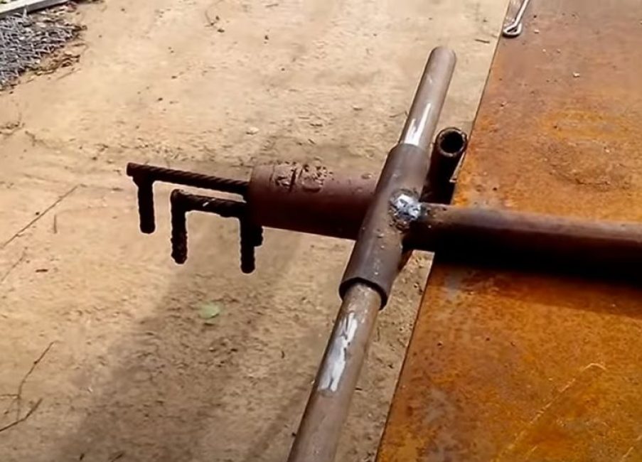 Para perforar, insertamos una pieza de madera redonda de metal en la manivela.