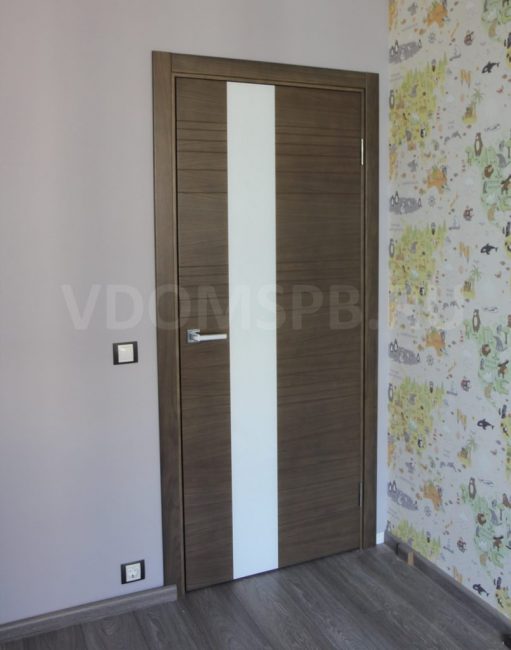 Fig10 Puerta revestida de nogal natural con fresado en la superficie y cristal