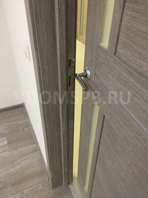 Puerta con ecochapa gris para pavimentación