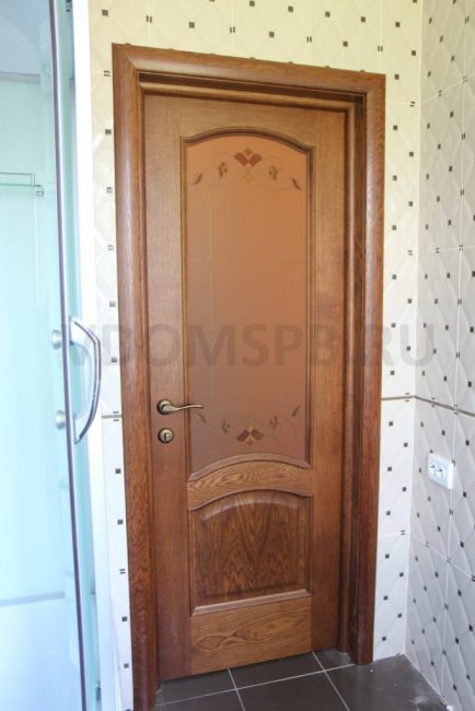 Puerta de baño enchapada