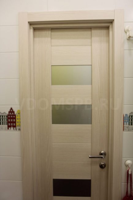 Puerta de baño ecochapada