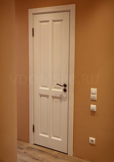 Puerta de pino macizo acabado encerado blanco