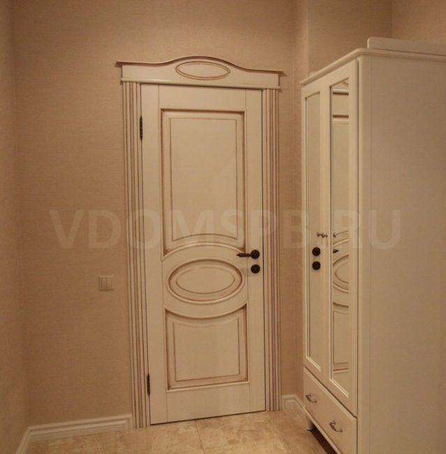  Puerta en aliso macizo con pátina de nogal