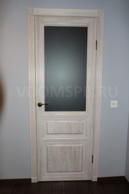 Puerta de fresno macizo con listones bellamente combinados
