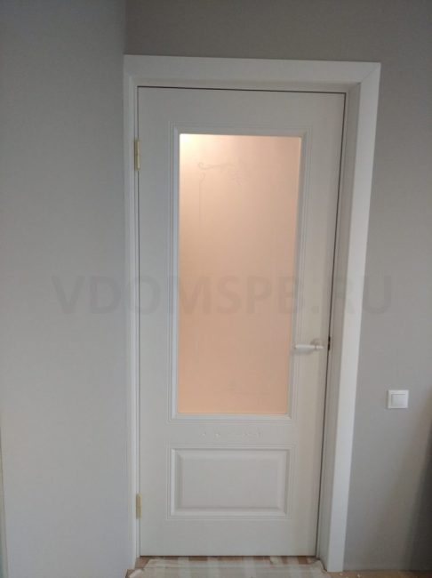 Puerta revestida con film de PVC blanco.