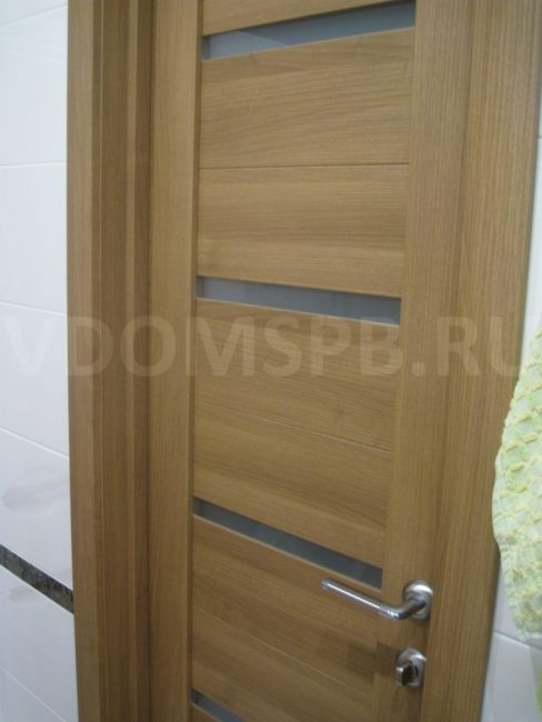 Fig4 Puerta de baño con revestimiento ecochapado