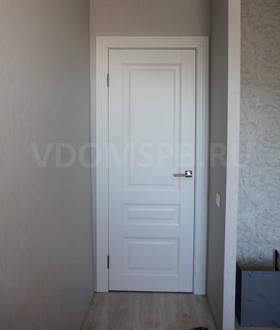 Fig6 Puerta de tres hojas con arquitrabes tallados en acabado PVC