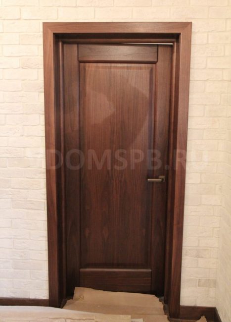 Figura 9 Puerta chapada en nogal americano