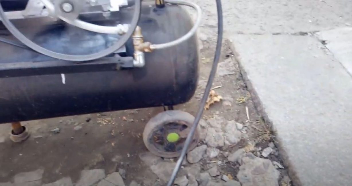 Bir metal boru parçasından bir bacak yapıyoruz