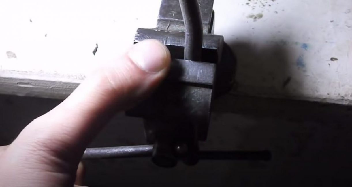 Sujetamos una pieza de soldadura en un tornillo de banco.