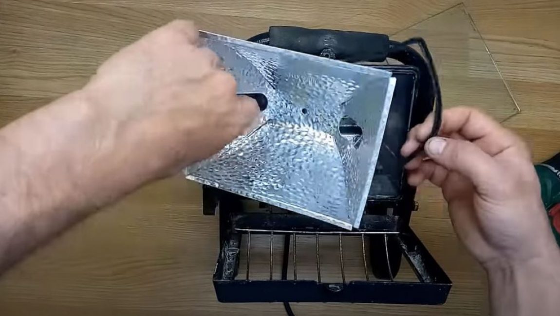 Reflektör üzerindeki vidayı gevşetin ve çıkarın.