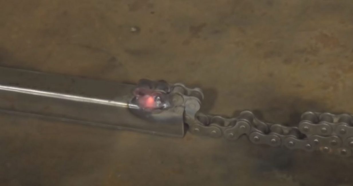 Zinciri her iki taraftan güvenli bir şekilde kaynaklayın
