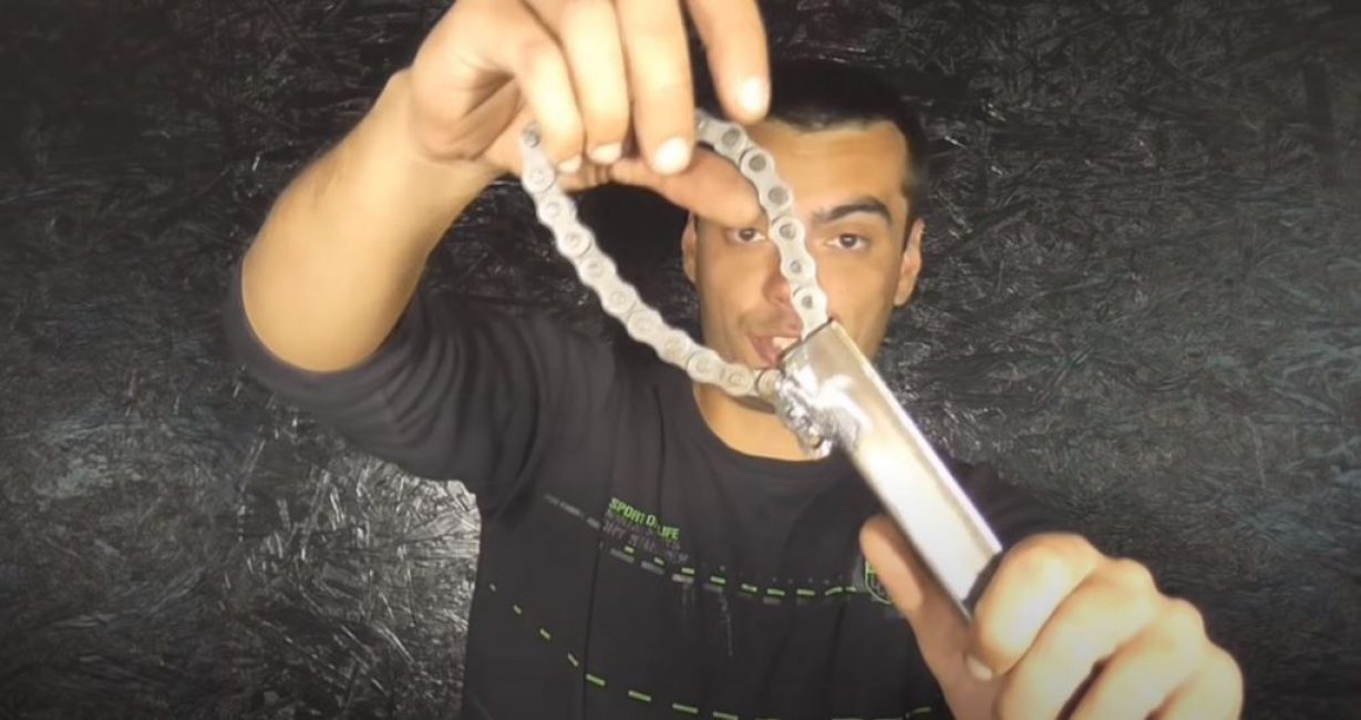 Zincirin ikinci ucunu profil borusundan geçiriyoruz