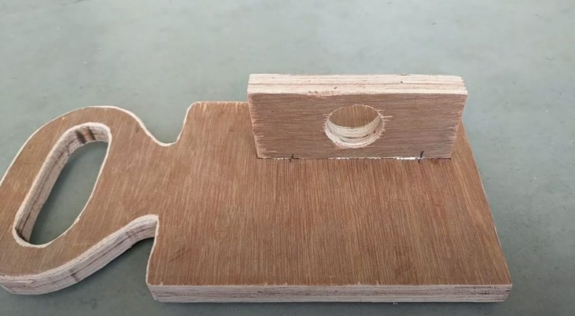 talla un petit rectangle de fusta contraxapada gruixuda i fes-hi un forat per a un mandril