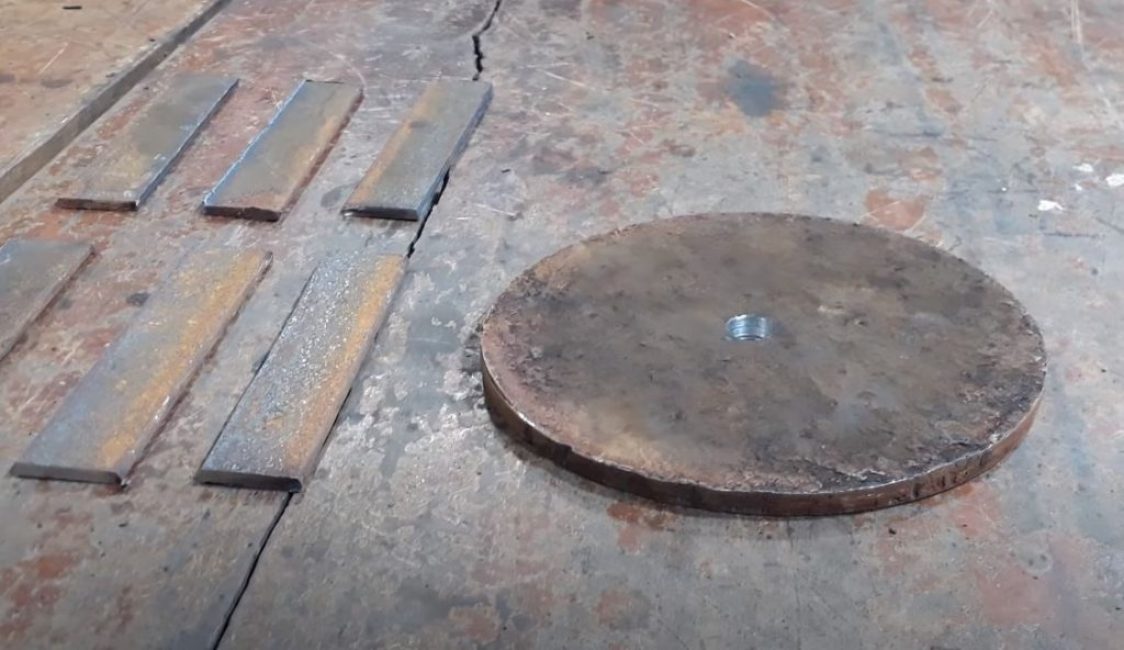 Kalın metalden bir bıçak ve altı dikdörtgen uç için bir disk kestik