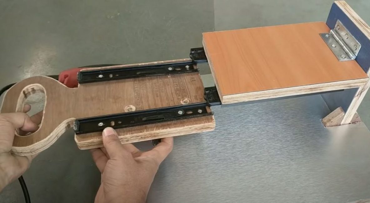 Connectem la base del carro al bastidor amb un bucle d'una sola peça