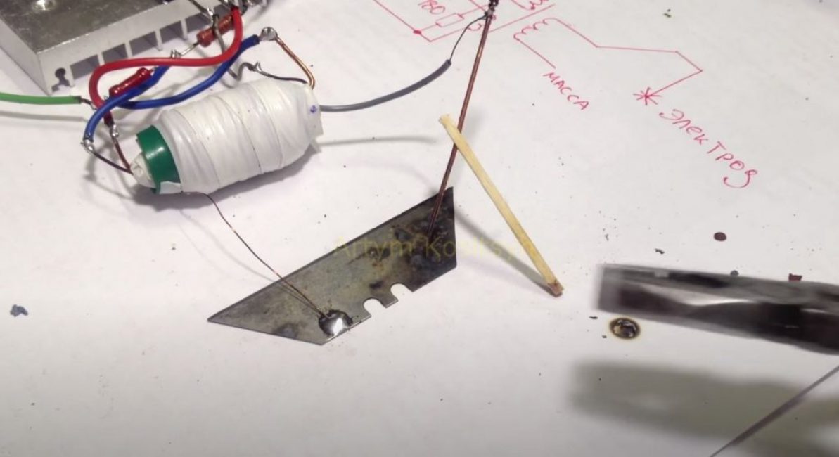 Elektrot olarak kibritin içine yerleştirilmiş bir bakır tel kullanıyoruz.