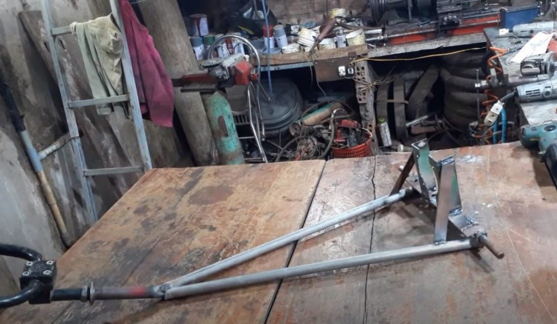 Kanal kazıcı çerçevesini köşelerden, metal borulardan, yuvarlak ahşaptan ve bisiklet gidonundan kaynak yapıyoruz